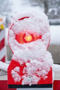 Ice Stoplight, a Sign to Prevent Cold Weather Construction Accidents