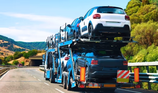 Un camion transporteur déplace votre véhicule