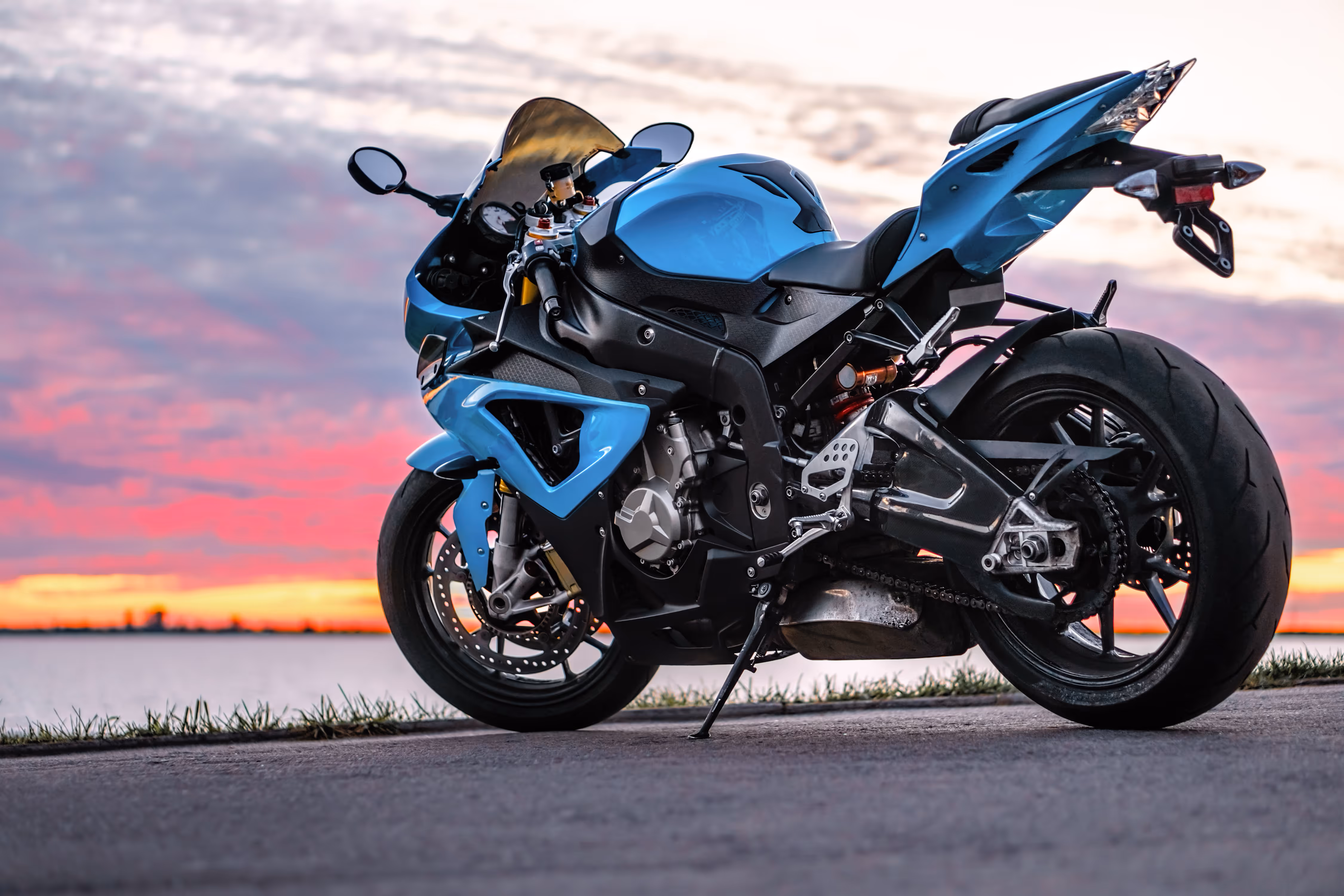 Une moto sur la route (source : adobe stock)