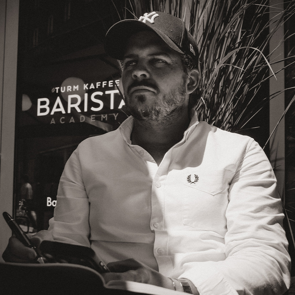 Julius Cammerer bei der Entwicklung von Markenstrategien und visuellen Identitäten für Unternehmen und Persönlichkeiten.