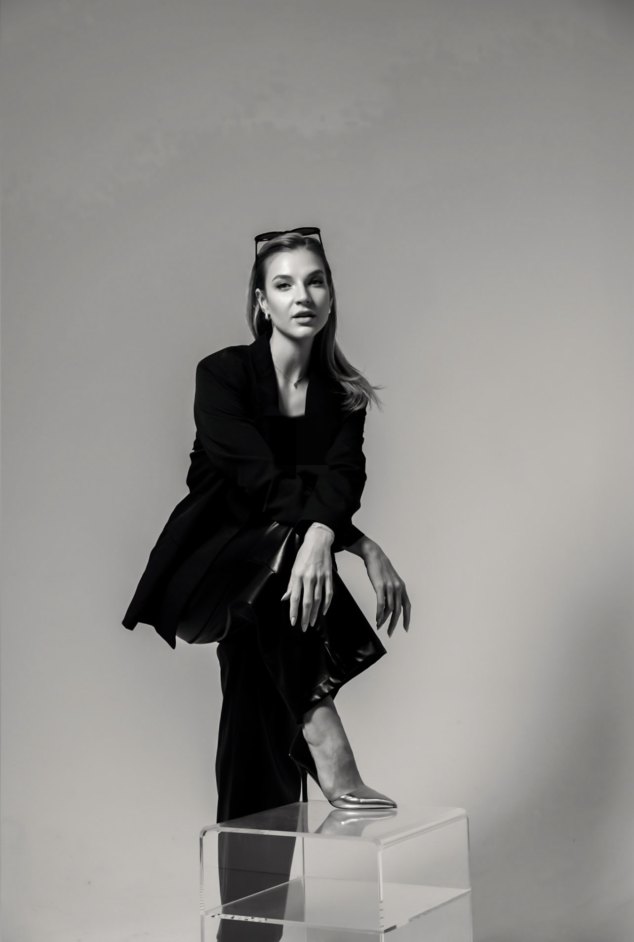 A picture of freelancer Chiara Stock in black and white in a strong power pose.