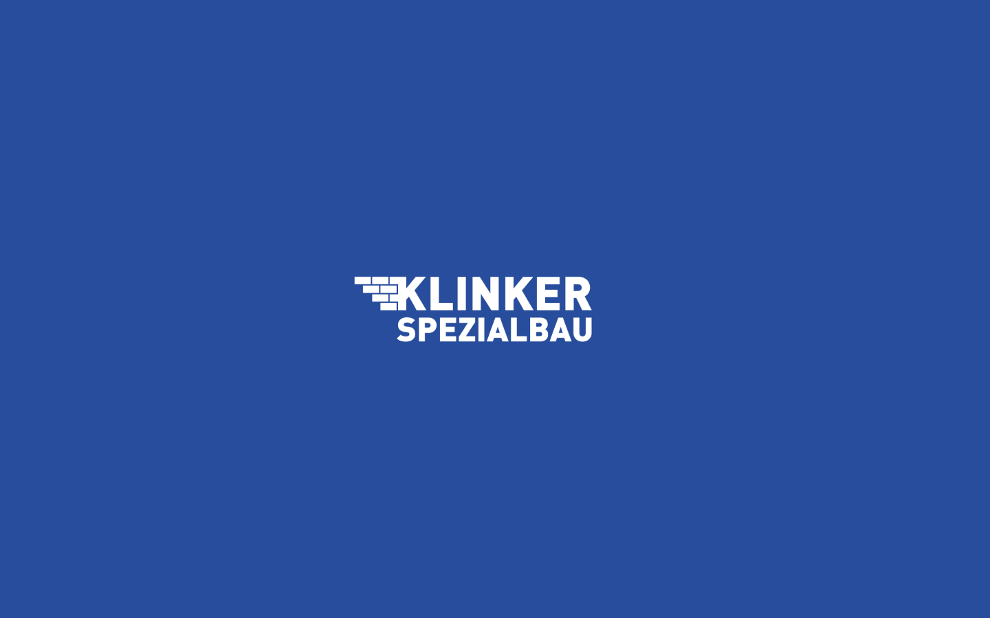 Blauer Hintergrund mit dem Klinker Spezialbau Logo in Weiss