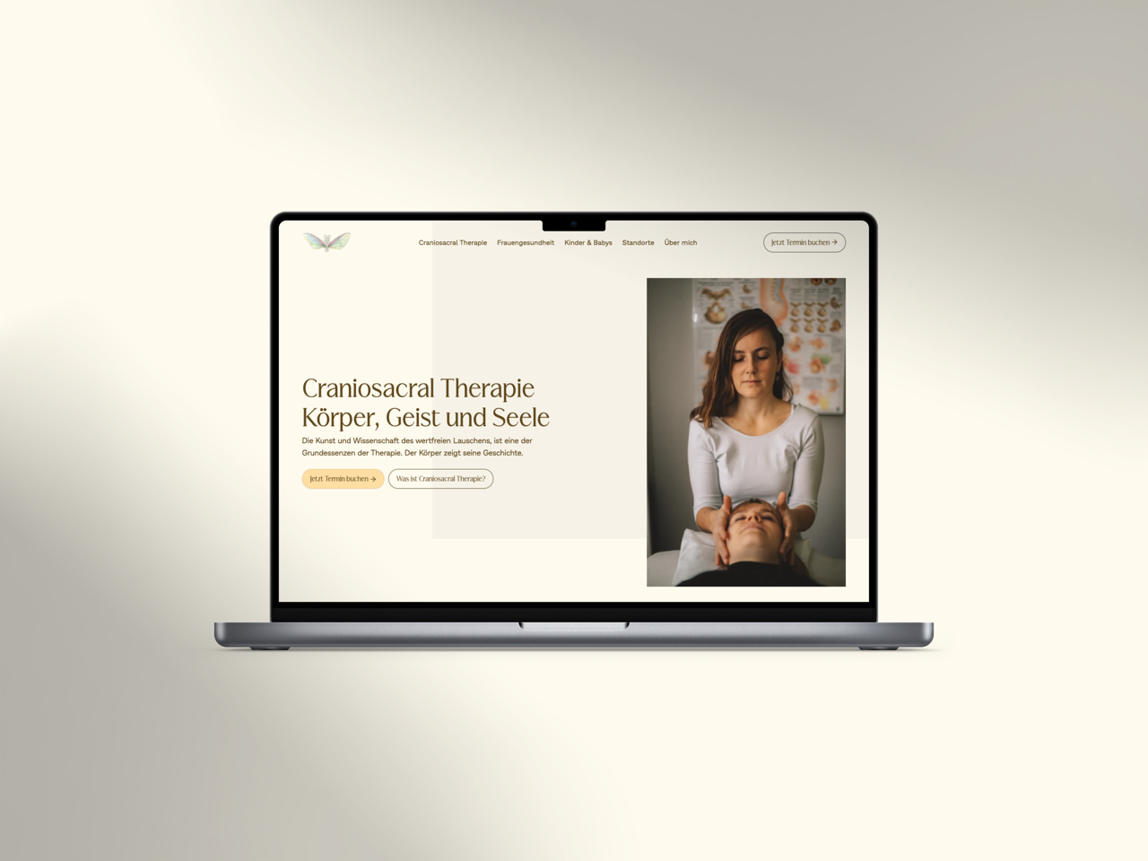 Startseite der theresaraeber Webseite auf einem Laptop dargestellt