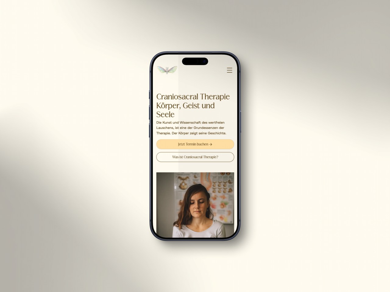 Startseite der theresaraeber Webseite auf einem iPhone dargestellt