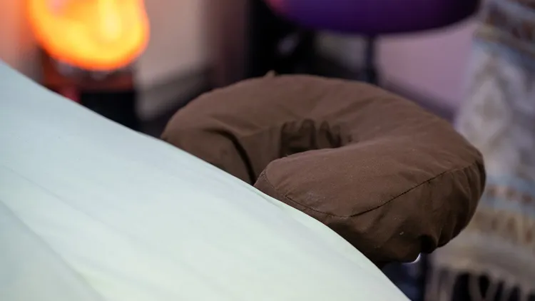 Hot Stone Massage: How Heat Changes a Massage, Safety, and Who Should Skip It