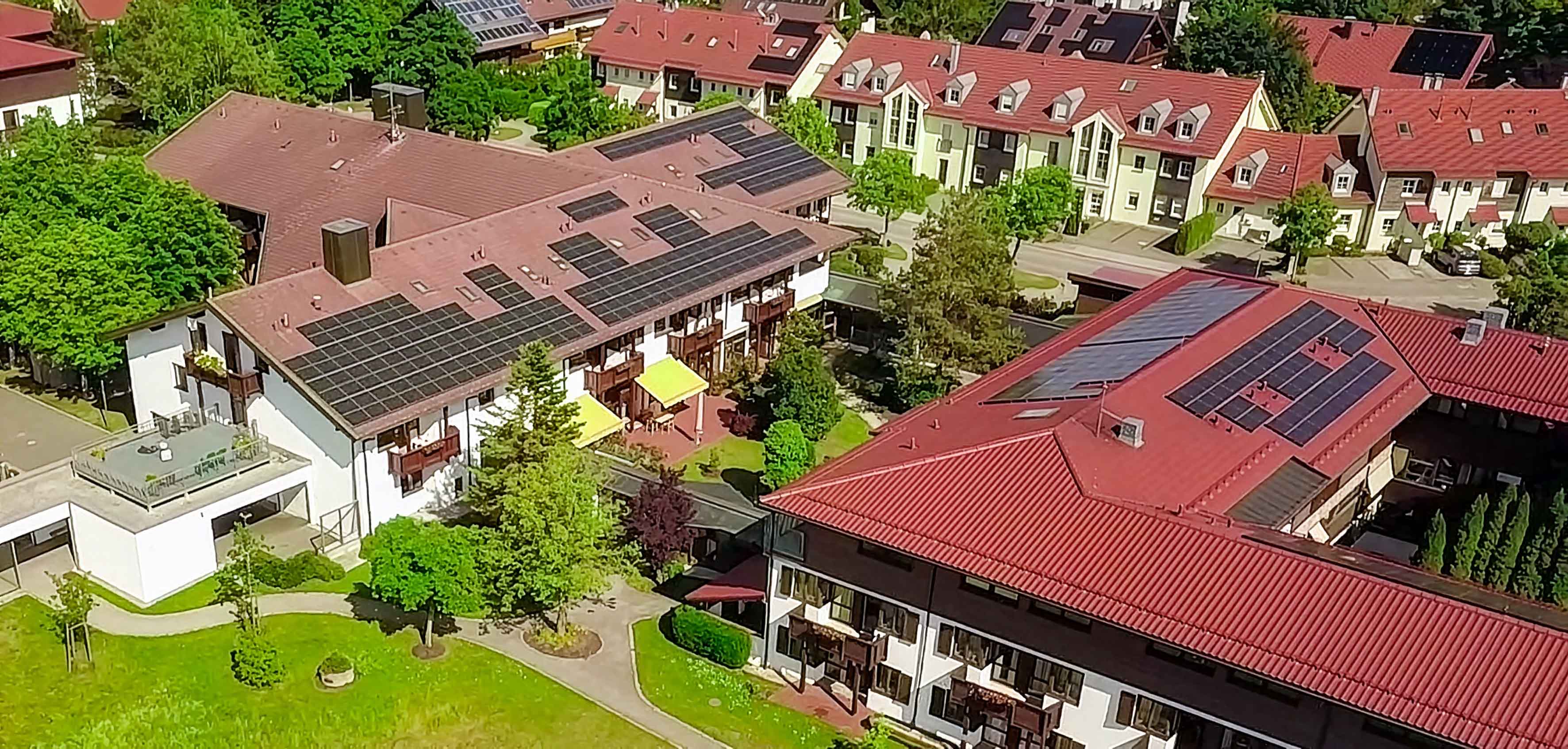 Bild des Seniorenwohnparks von oben, Solaranlage sichtbar