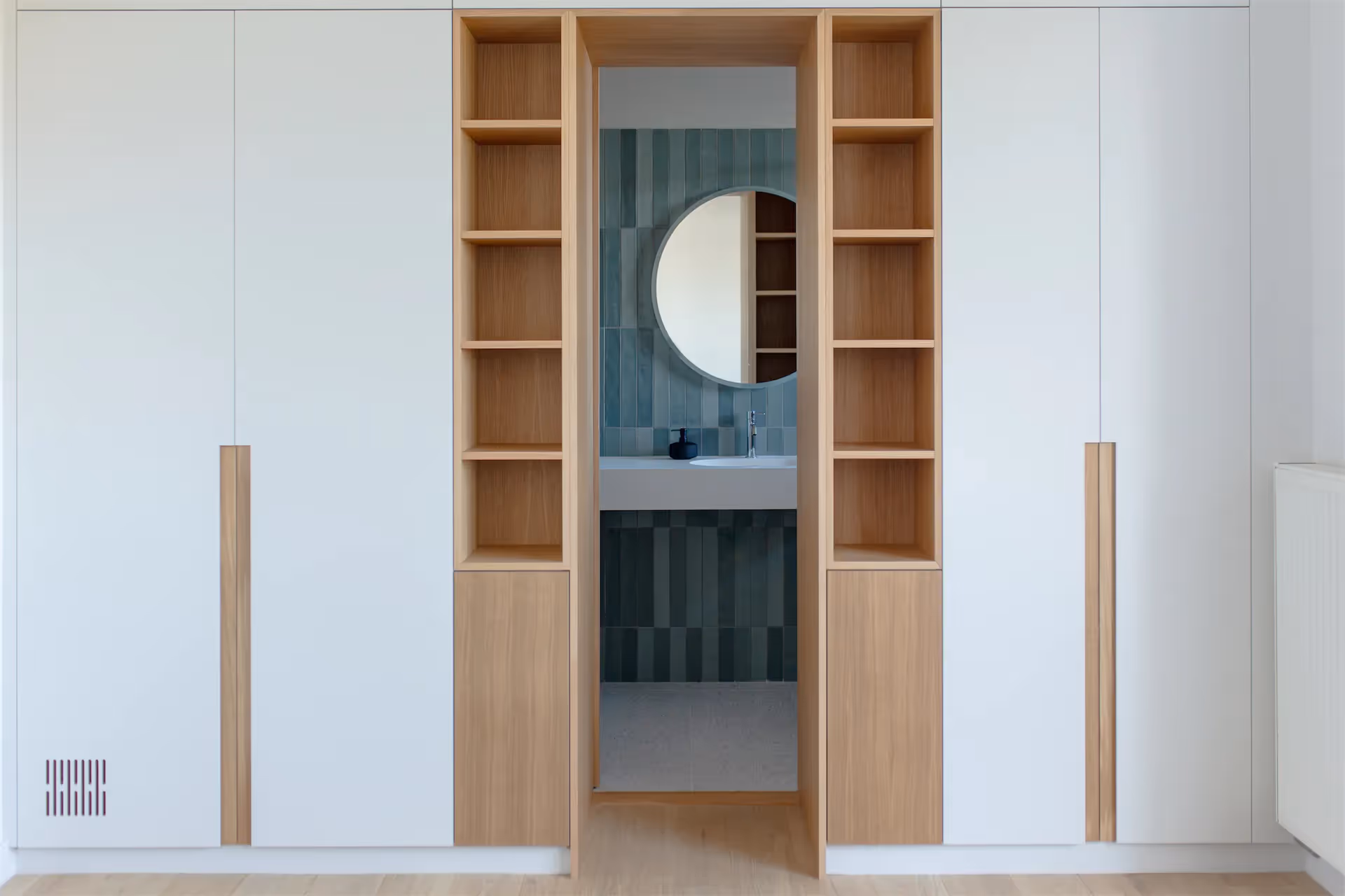 Intérieur élégant et fonctionnel après rénovation