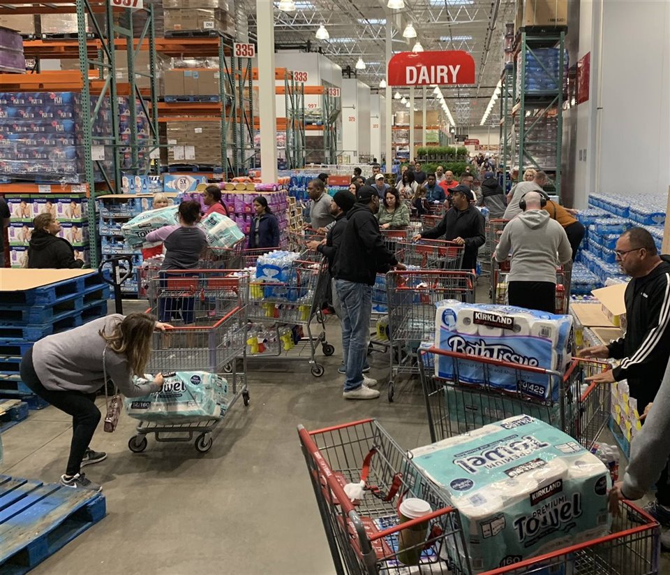 que mecanismo psicológico subyace a la compra exagerada de papel