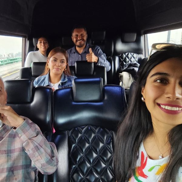 A Viajemos México driver accompanies clients to make sure everything goes smoothly.