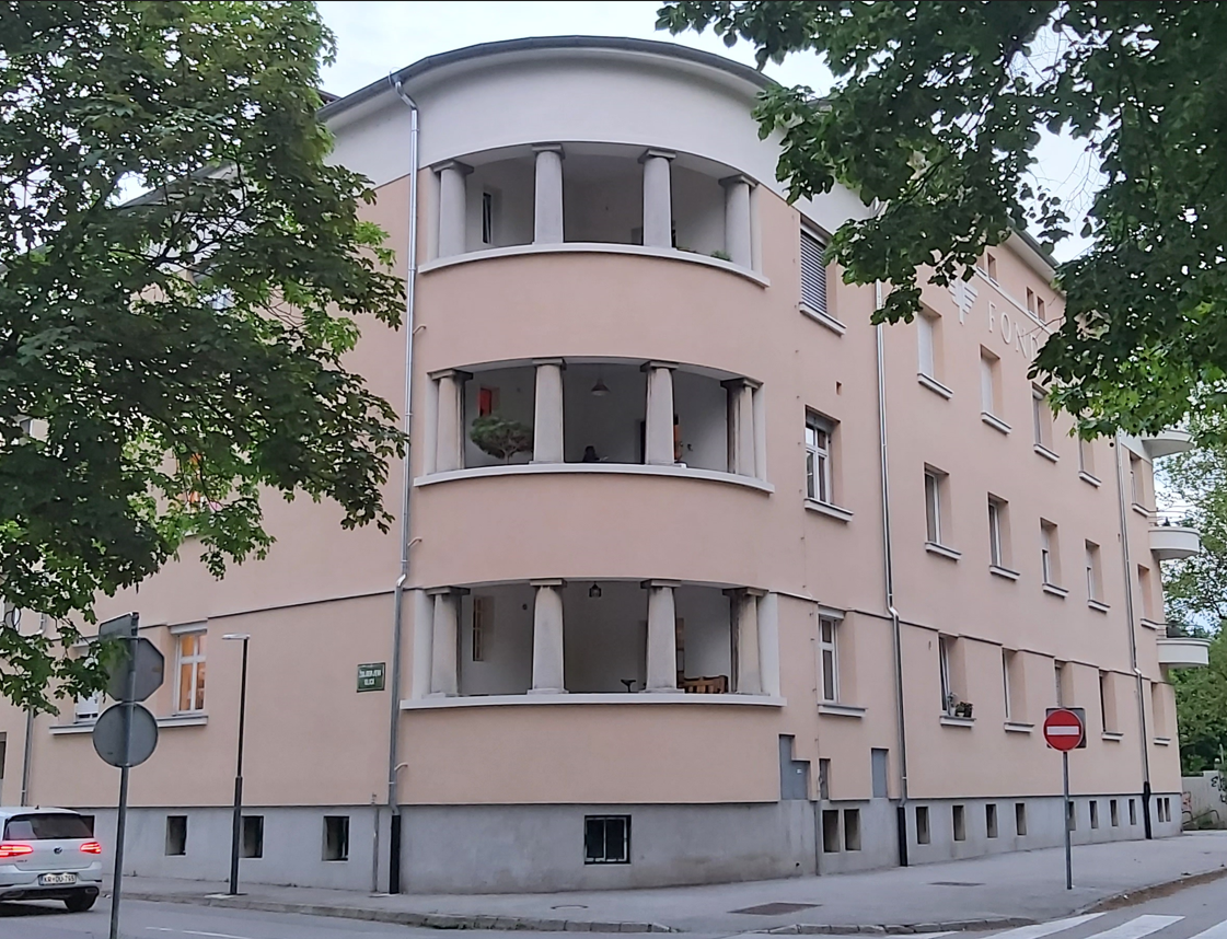 Slika, ki vsebuje besede na prostem, okno, drevo, stavbaVsebina, ustvarjena z UI, morda ni pravilna.