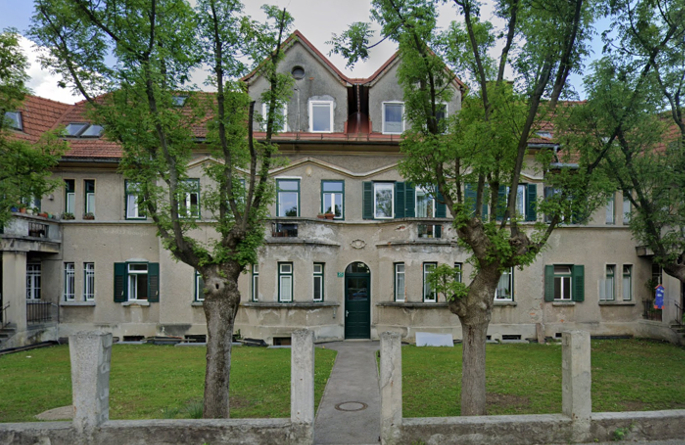 Slika, ki vsebuje besede na prostem, stavba, okno, drevoVsebina, ustvarjena z UI, morda ni pravilna.