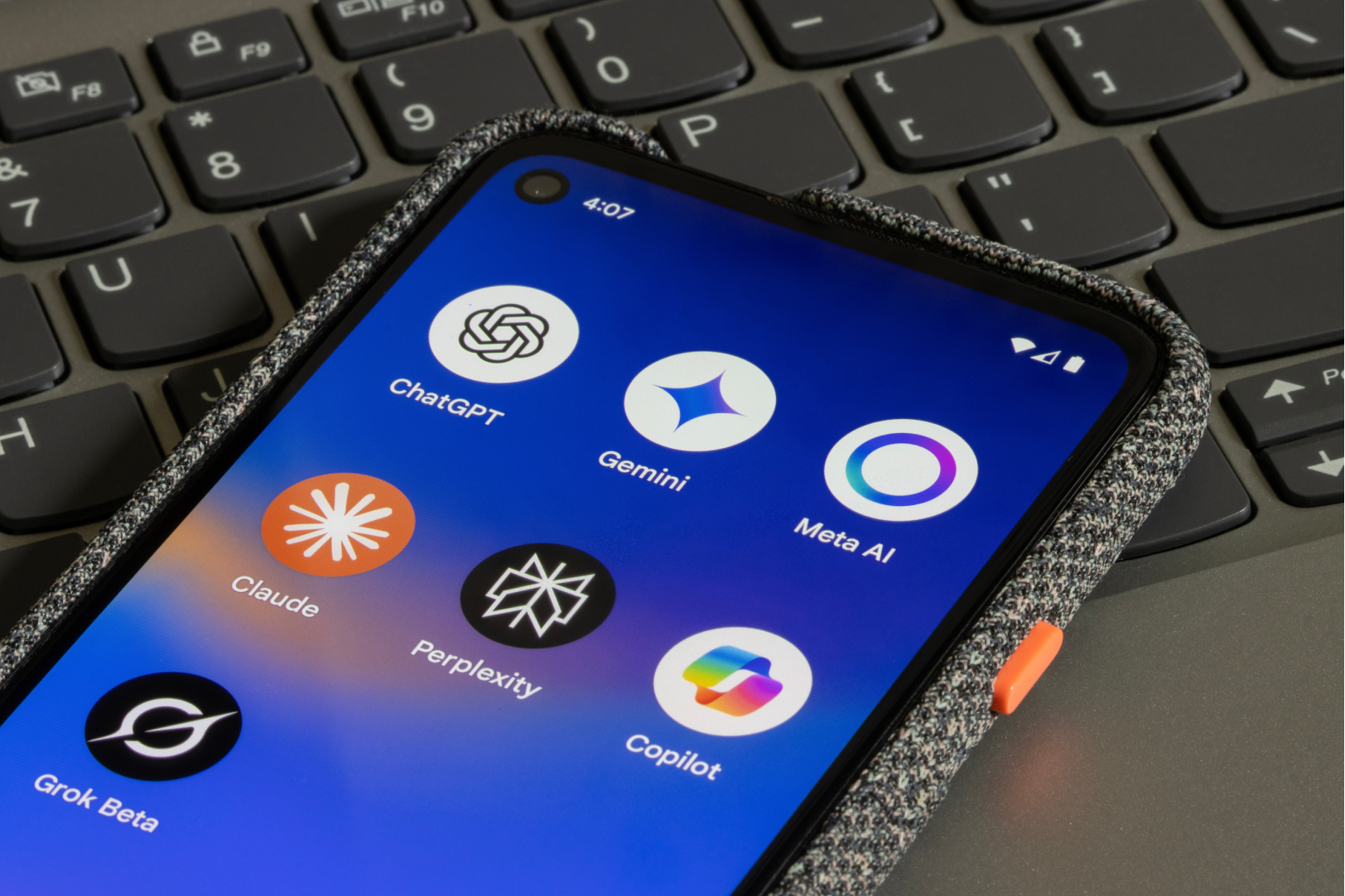 Écran d'accueil d'un téléphone cellulaire avec les applications d'agents IA: ChatGPT, Claude, Grok, Perplexity, Gemini.