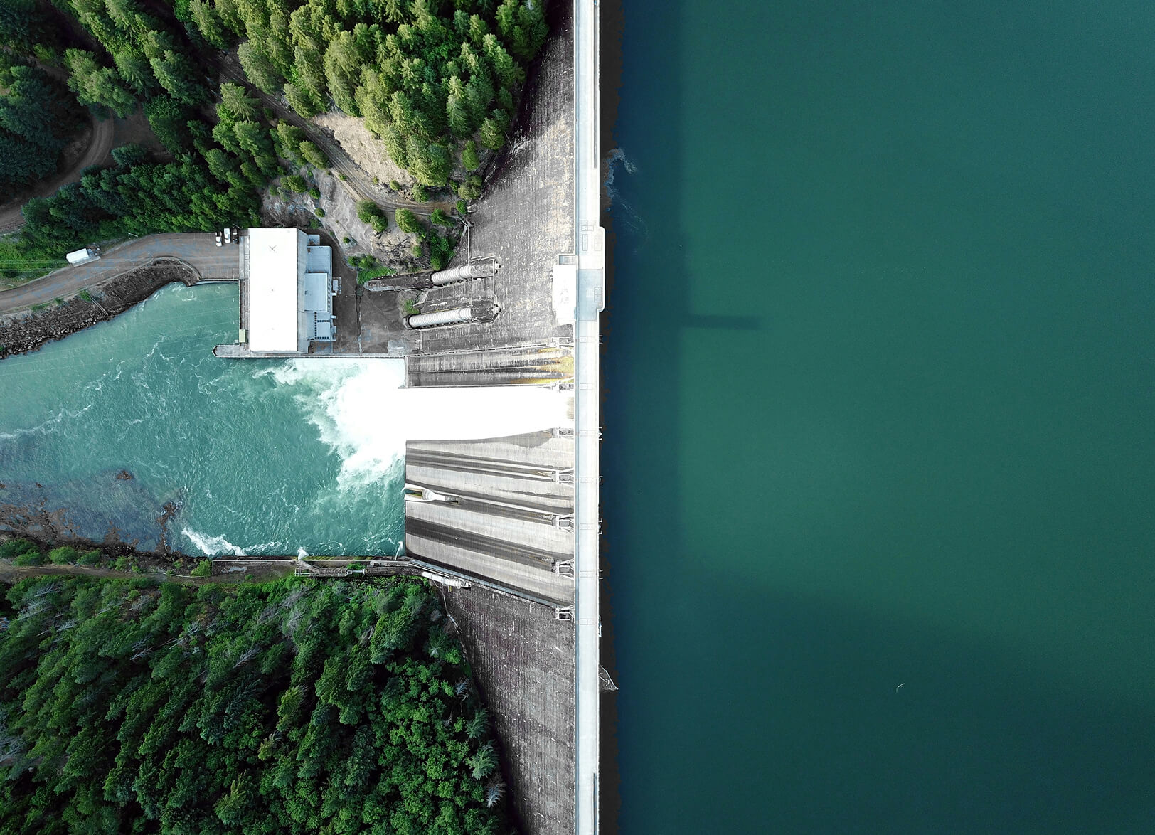 Barrage hydroélectrique et réservoir sur un site d’énergie renouvelable.