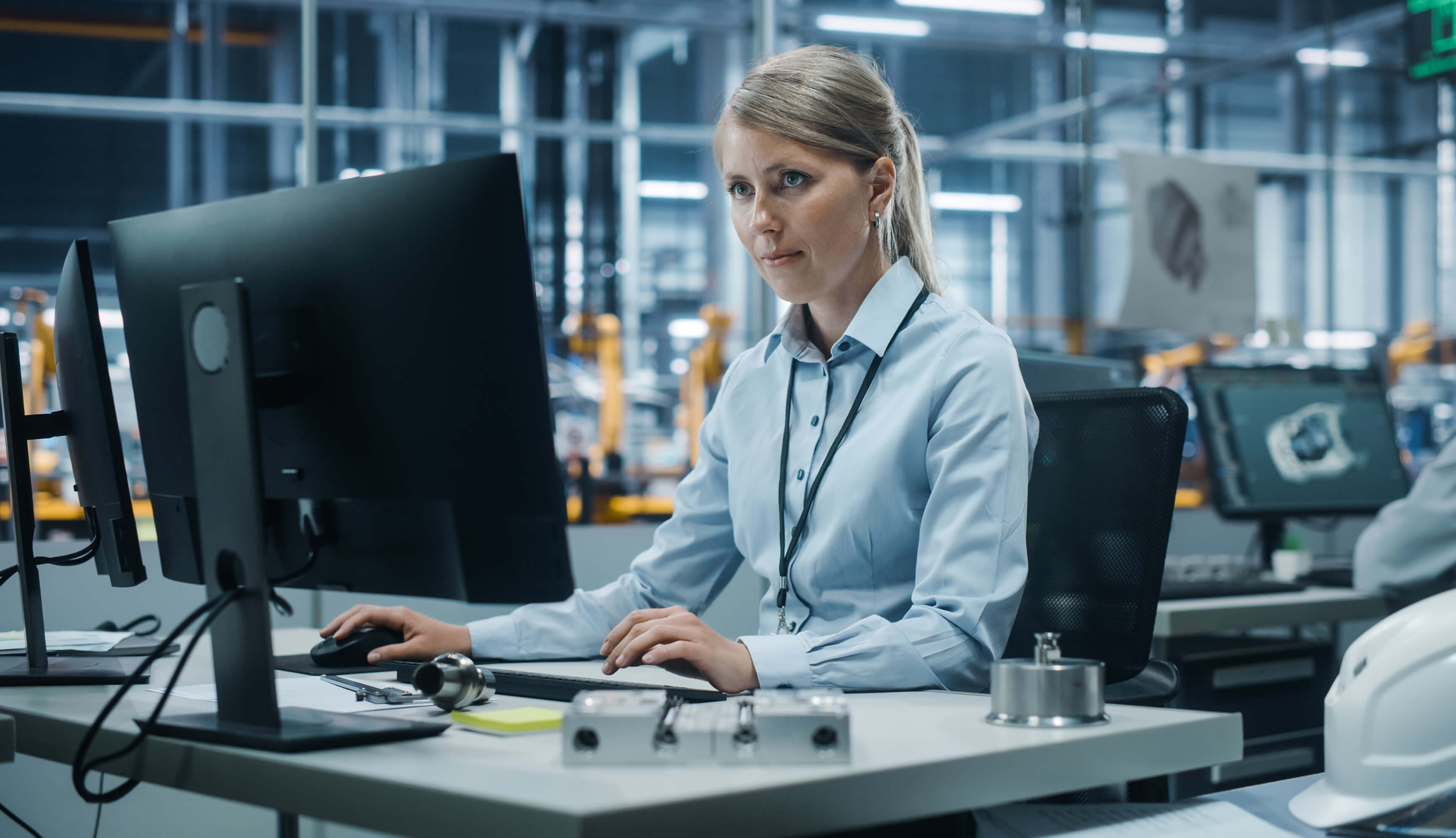 Femme ingénieure travaillant dans une usine de fabrication automobile.