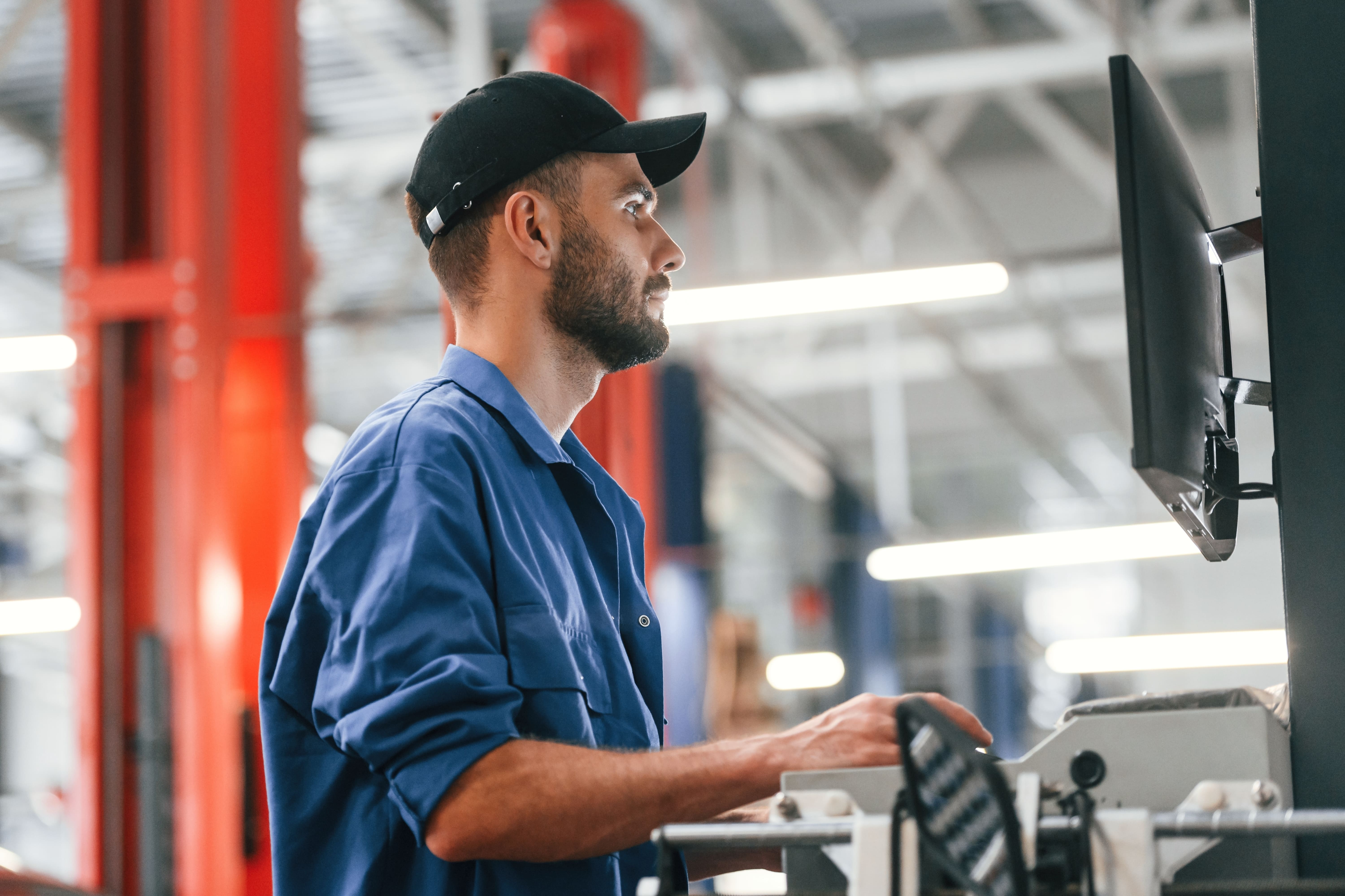Ingénieur travaillant dans une usine de fabrication automobile. 