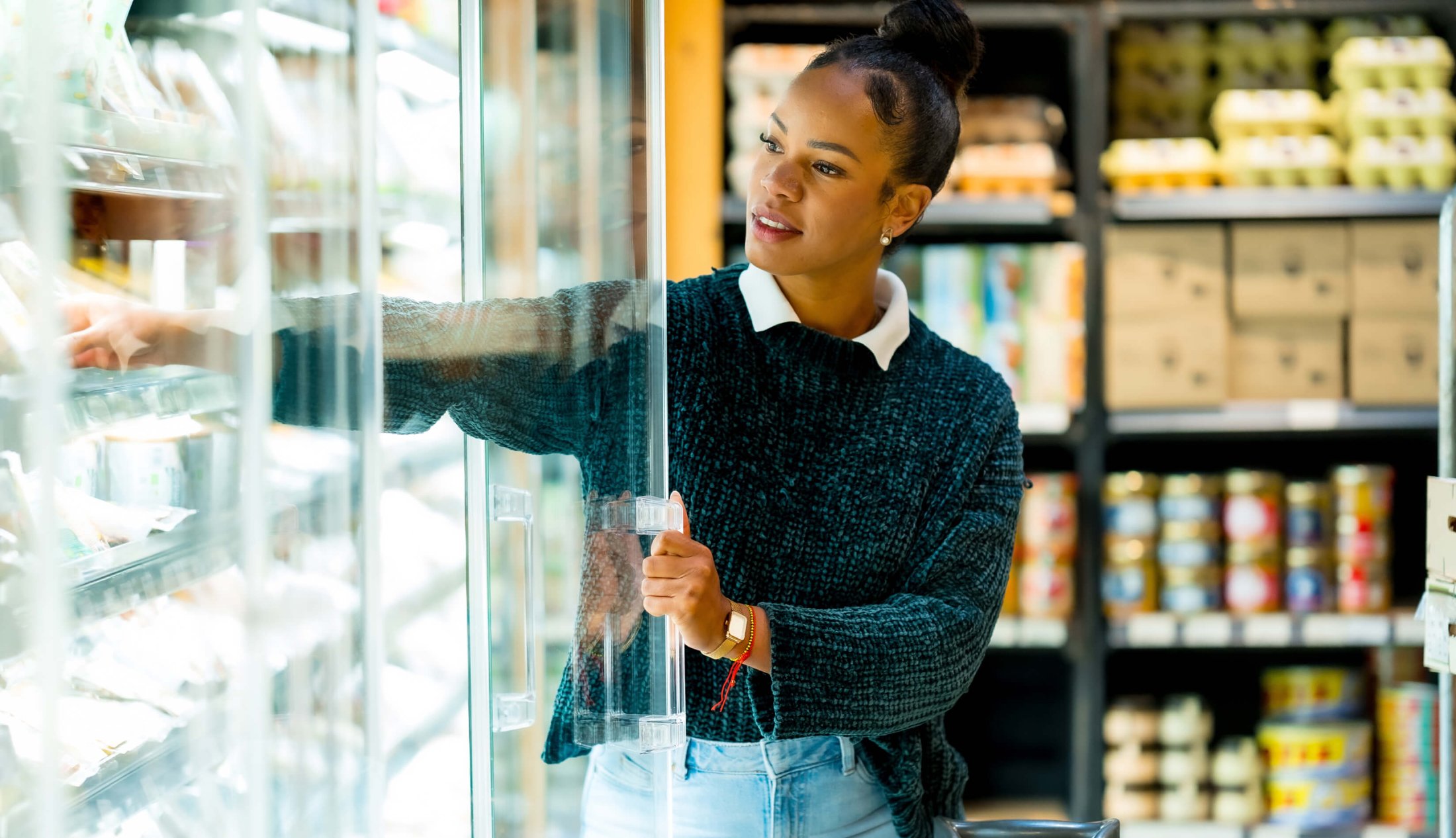 Un client qui achète des produits Olymel à l'épicerie