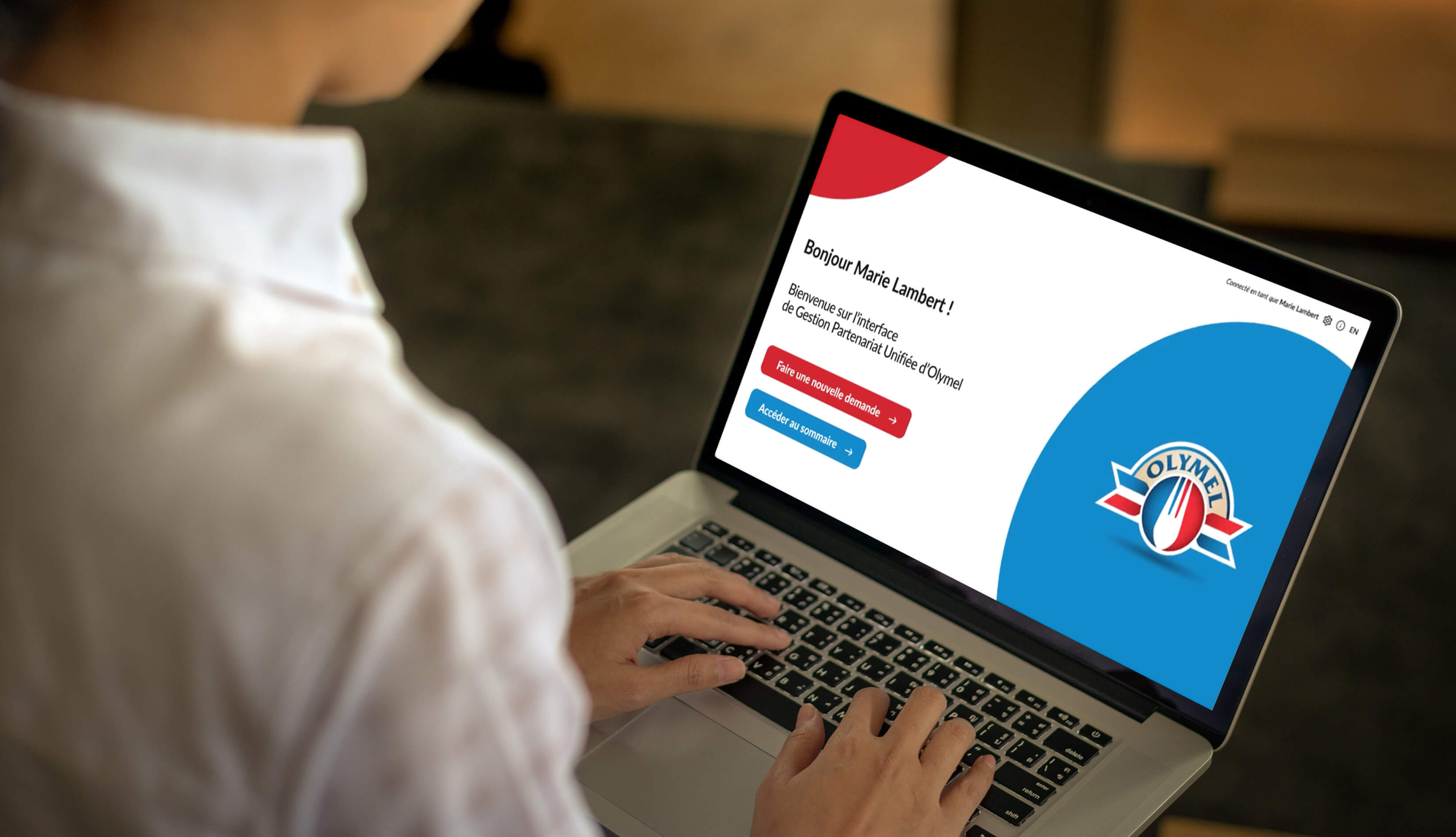 Person using her olymel dashboard to better undertand markets