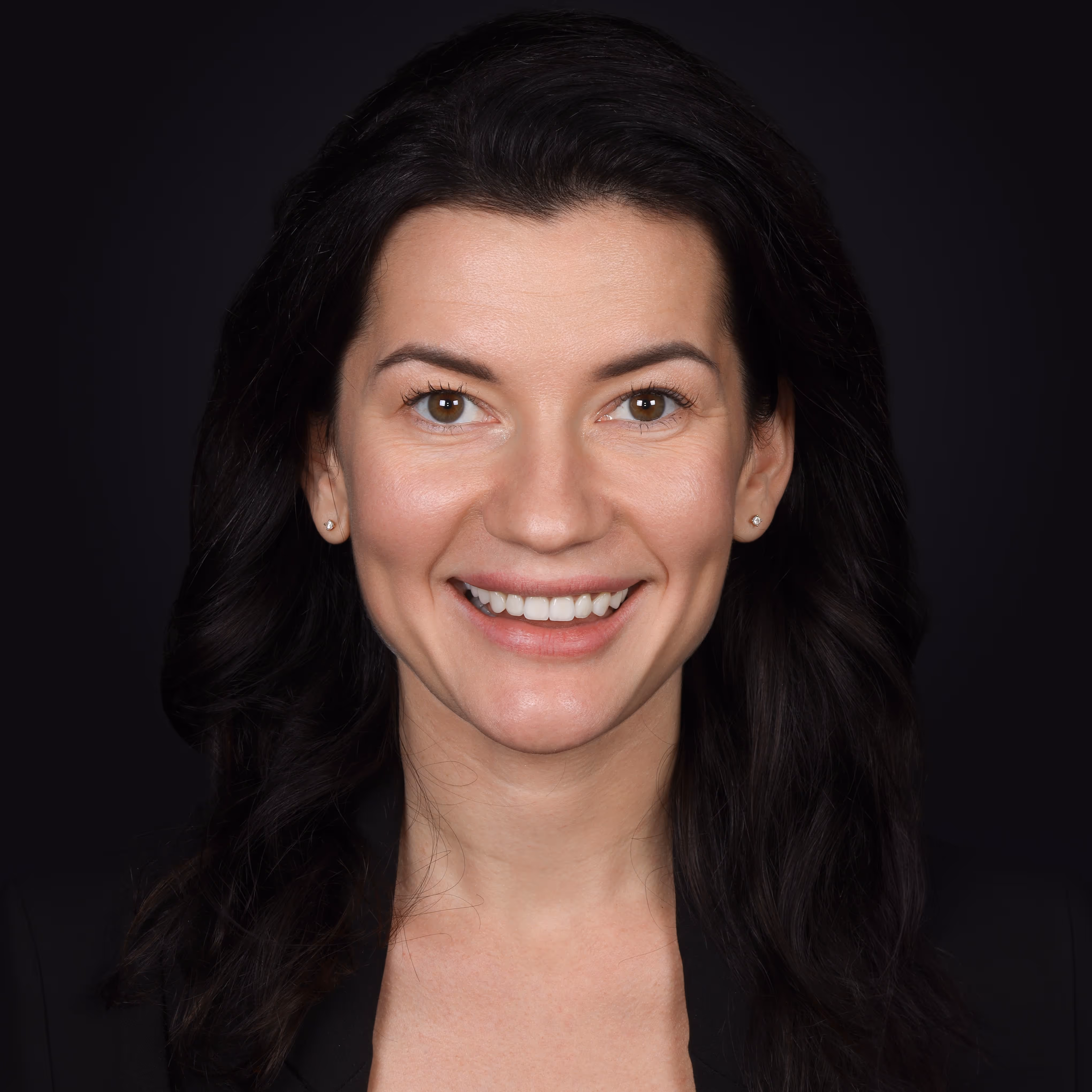 Наталя — жінка з темним кучерявим волоссям, результат після керамічних реставрацій.