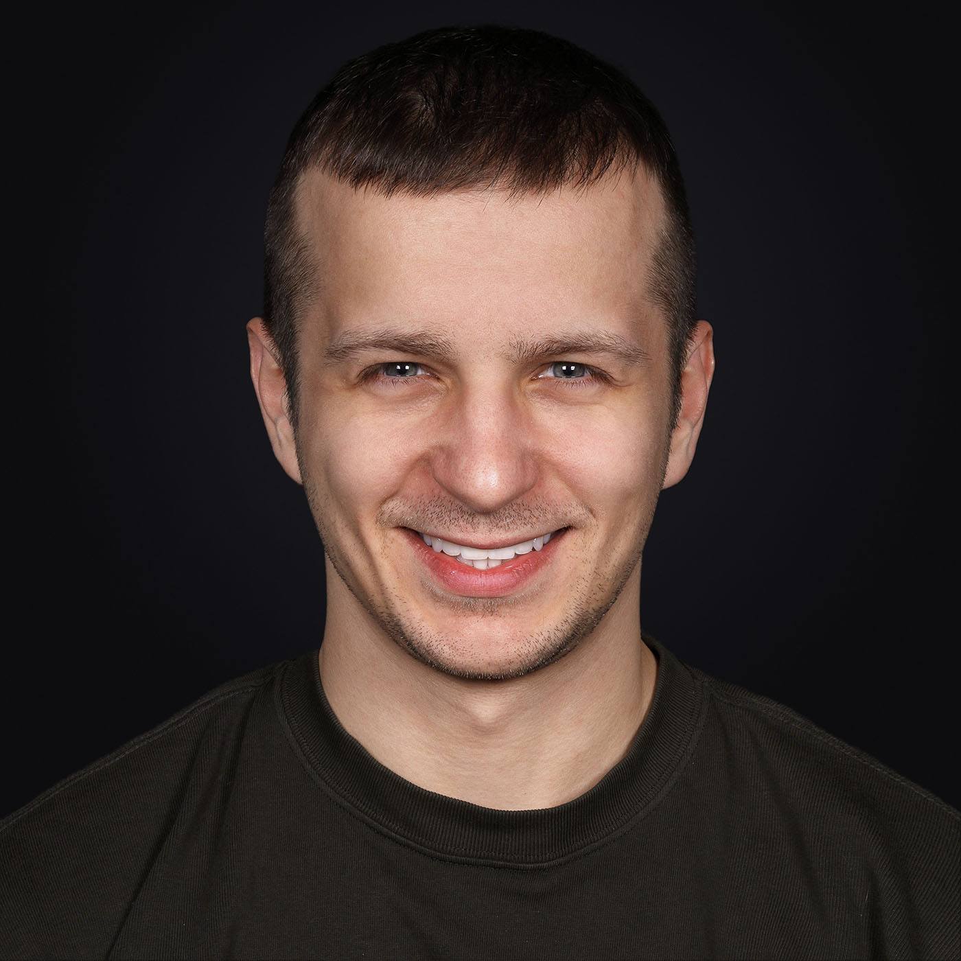 Чоловік із короткою бородою – результат ортодонтичного або реставраційного втручання.