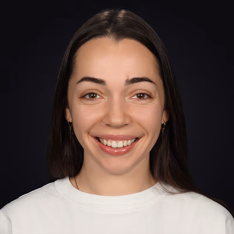 Портрет пацієнтки в білій футболці з посмішкою