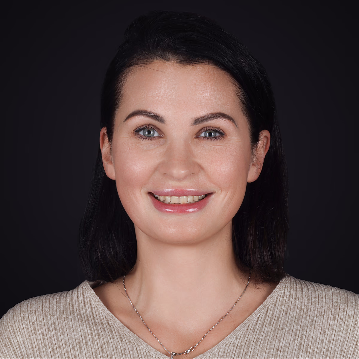 Портрет пацієнтки з посмішкою до лікування