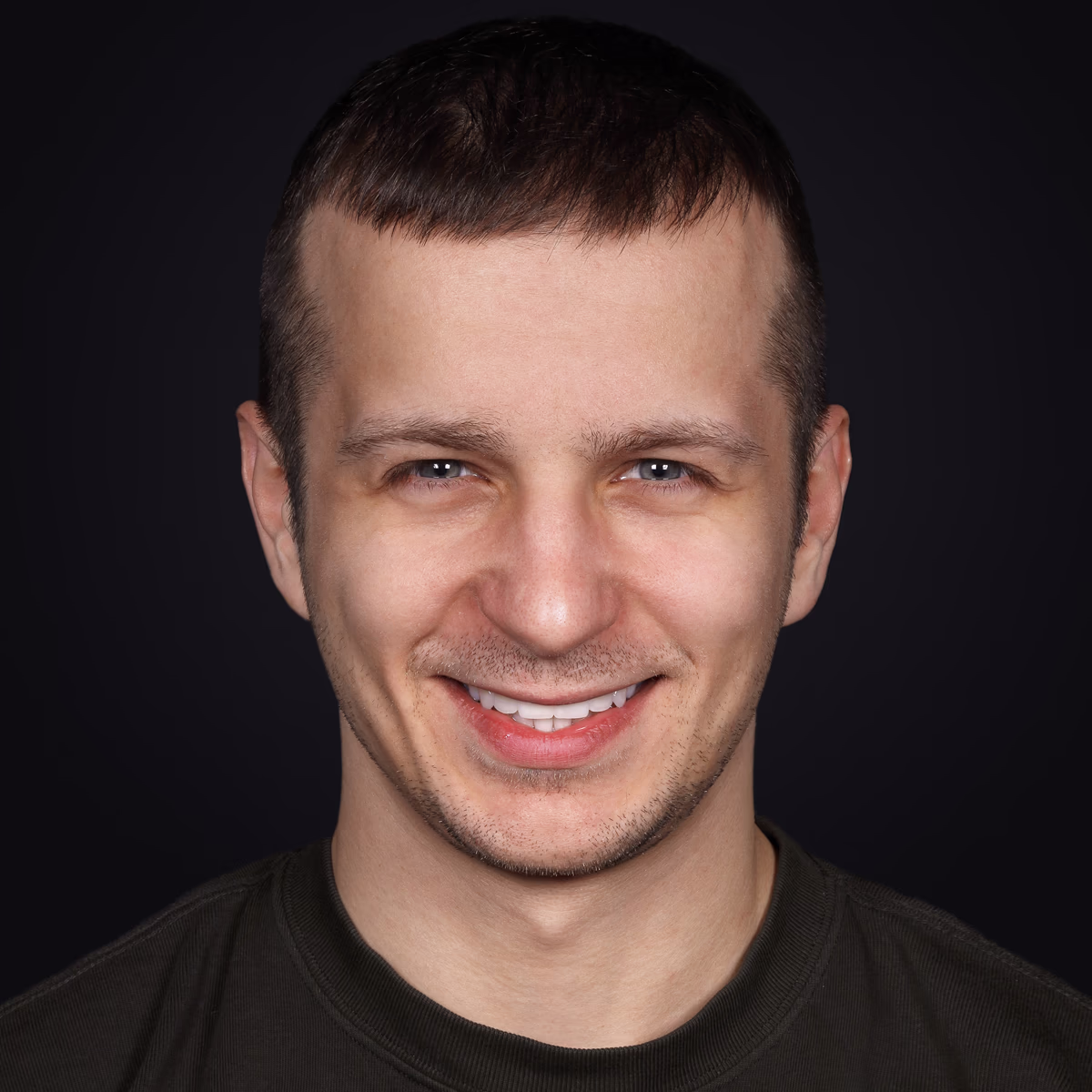 Потрет пацієнта з поспішкою на чорному фоні