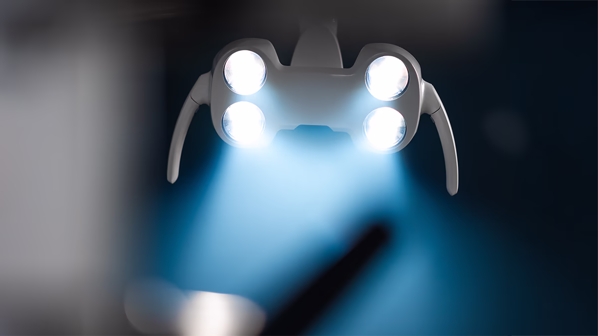 Контрольний огляд після видалення зуба мудрості у стоматологічному кабінеті