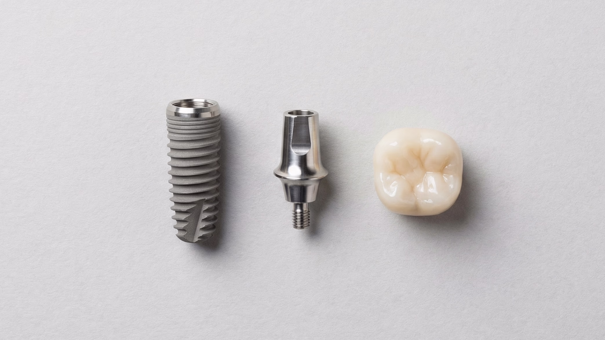 Основні компоненти зубного імпланта: титановий імплант, абатмент та коронка