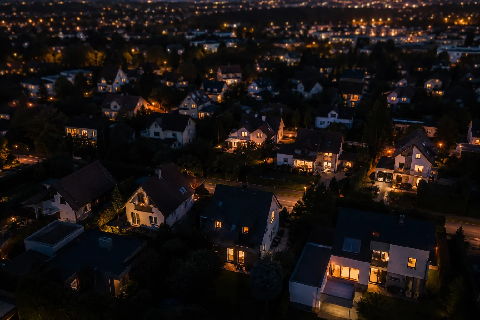 Osiedle domów jednorodzinnych nocą