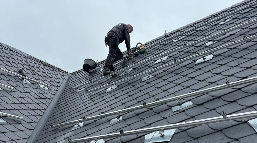 Montage einer Photovoltaikanlage auf einem Hausdach in Düsseldorf durch professionelle Techniker