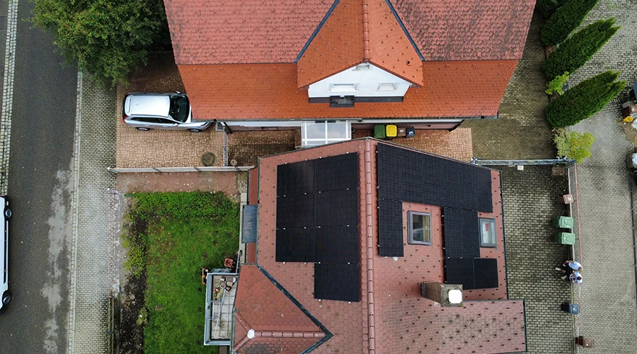 Einfamilienhaus in Düsseldorf mit Photovoltaikanlage und Batteriespeicher, zeigt praktischen Ertrag und Eigenverbrauch