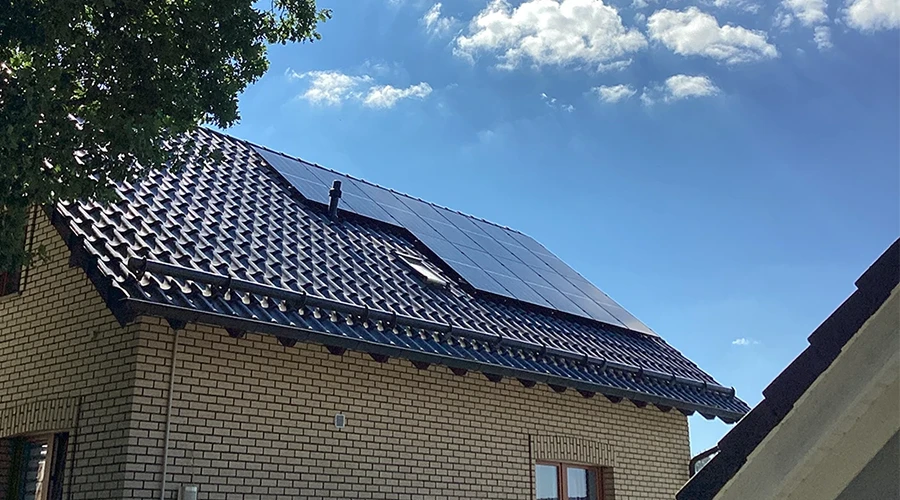 Haushalt senkt Stromkosten in Freiburg durch Photovoltaikanlage 2025