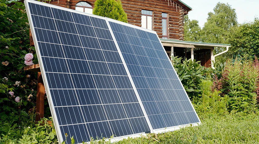 Praktische Beispiele Photovoltaik Förderung Freiburg 2025 – Solarpanels im Garten mit Einfamilienhaus im Hintergrund