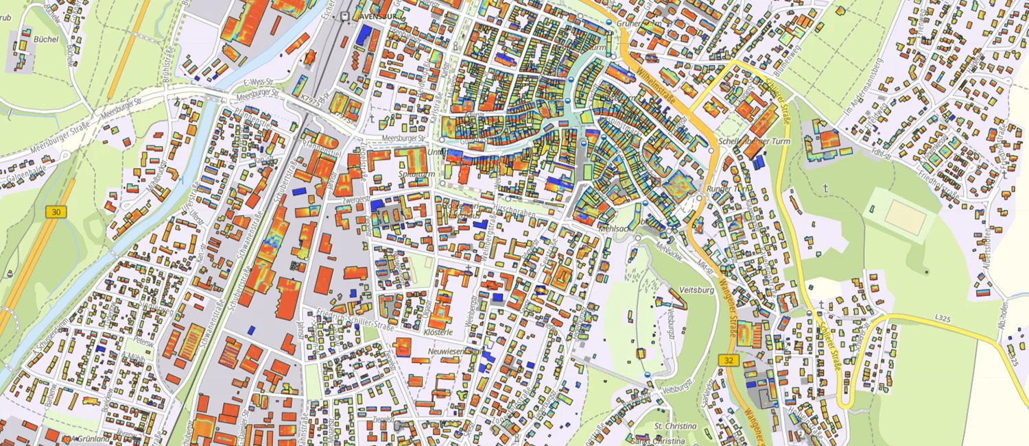 Eine Karte des Landkreises Ravensburg mit farbig markierten Dachflächen, die das Solarpotenzial für Photovoltaik darstellen. 