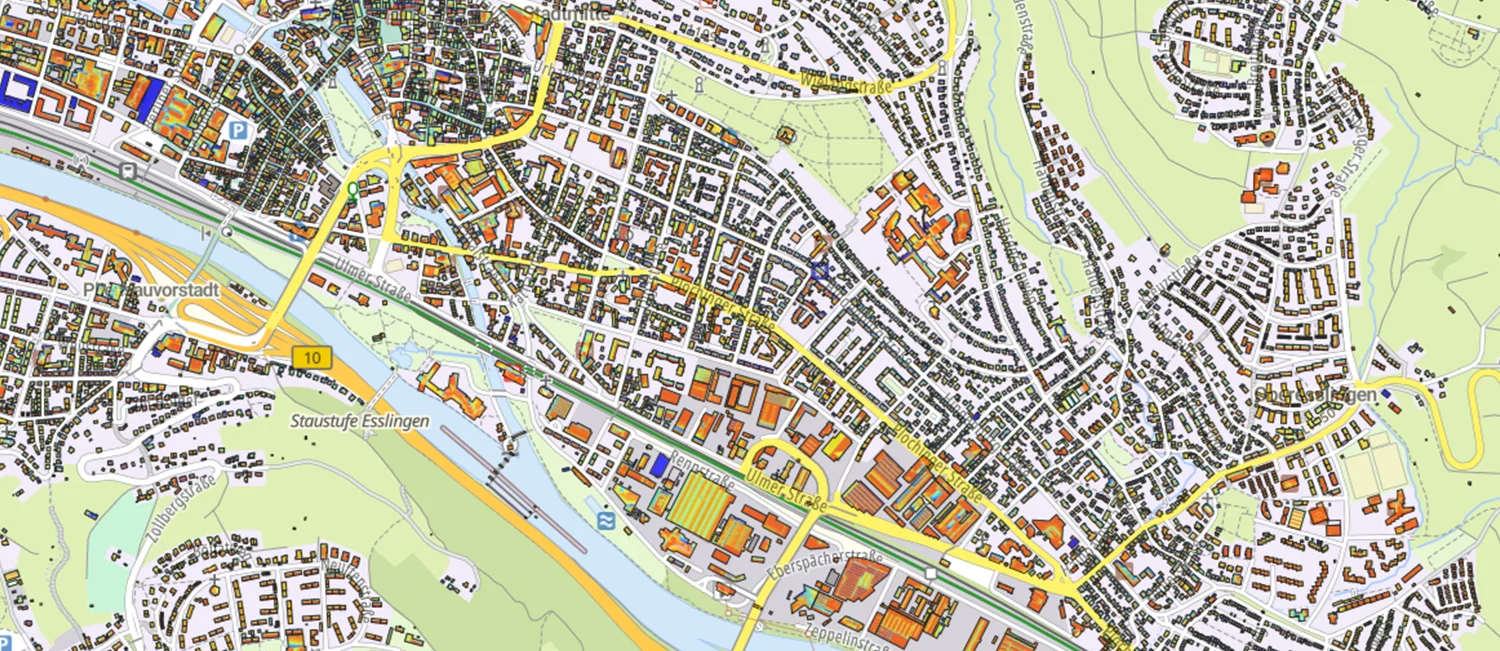 Kartenausschnitt mit farbig markierten Dachflächen nach ihrem Solarpotenzial in Esslingen am Neckar. 