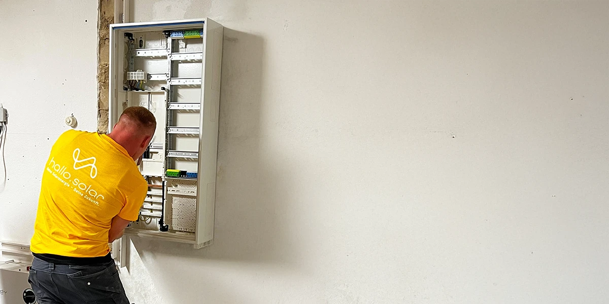 Smart Meter und Wechselrichter einer Photovoltaikanlage im Wohnhaus
