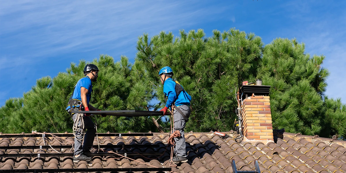 Montage einer Photovoltaikanlage auf einem Einfamilienhaus