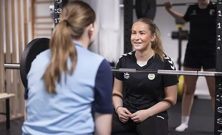 Personlig trener hjelpe med skulderpress