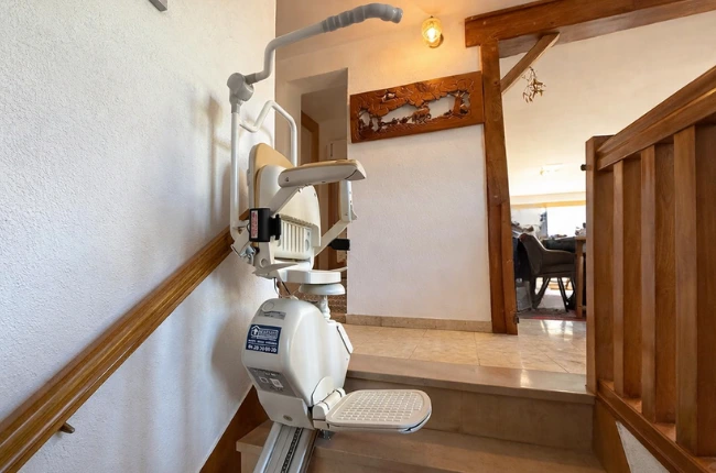 monte escalier debout