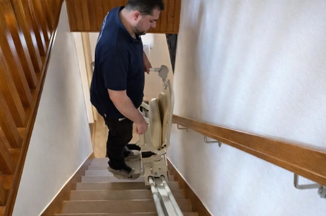 monte escalier debout