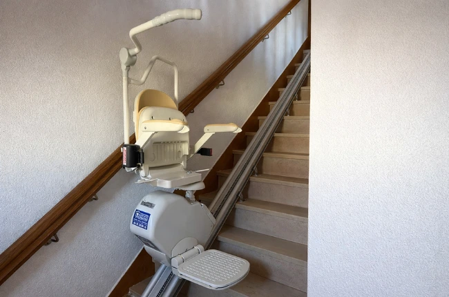 monte escalier debout