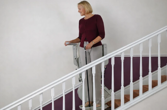 monte escalier debout