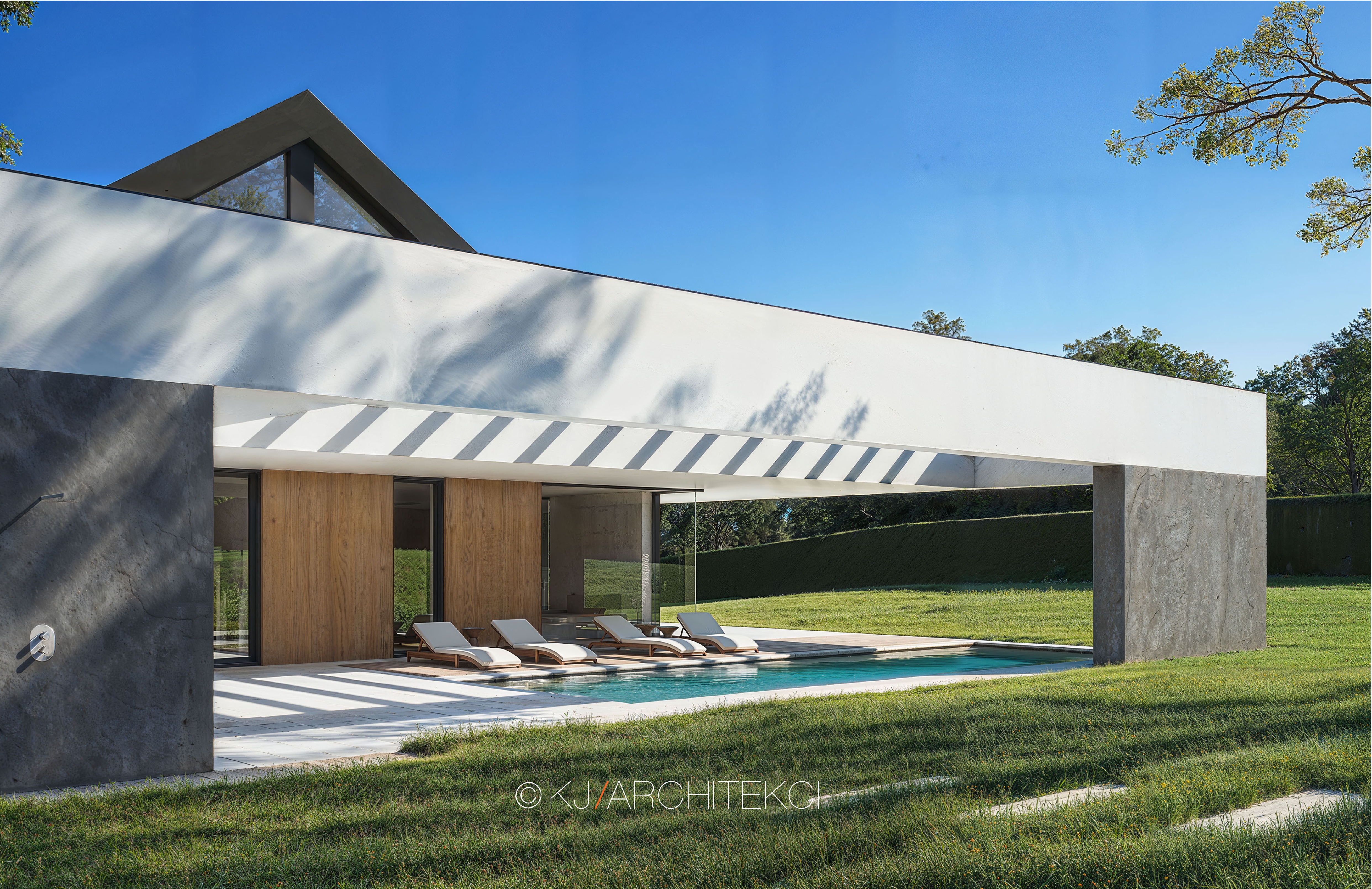 Dom Horyzontalny – widok na strefę tarasową z basenem, dużymi przeszkleniami i nowoczesną minimalistyczną architekturą.