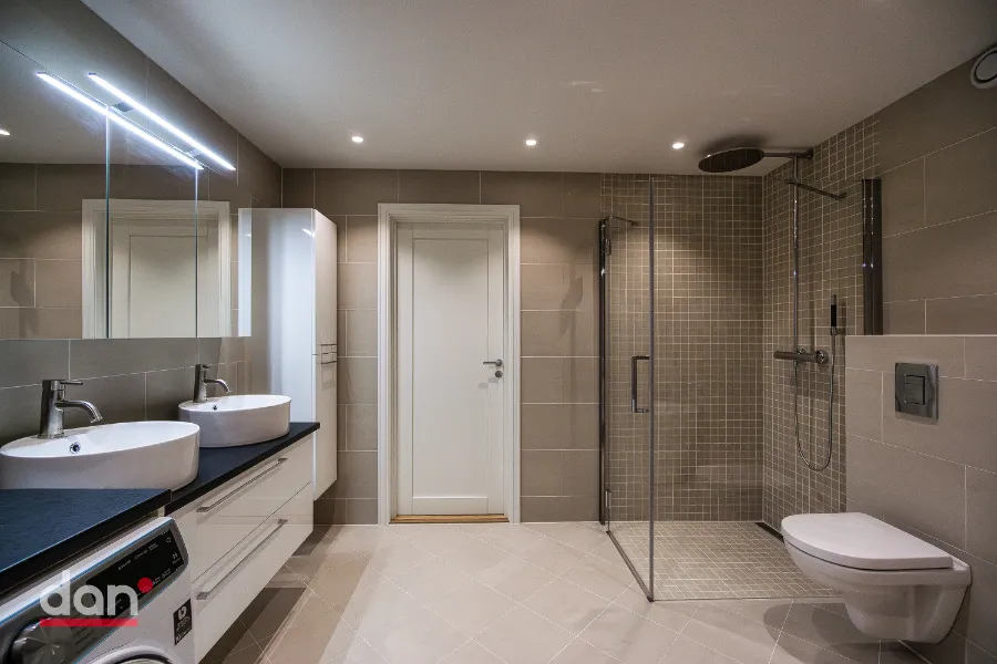 Bad i Oslo-leilighet etter renovering, lyst med sorte detaljer