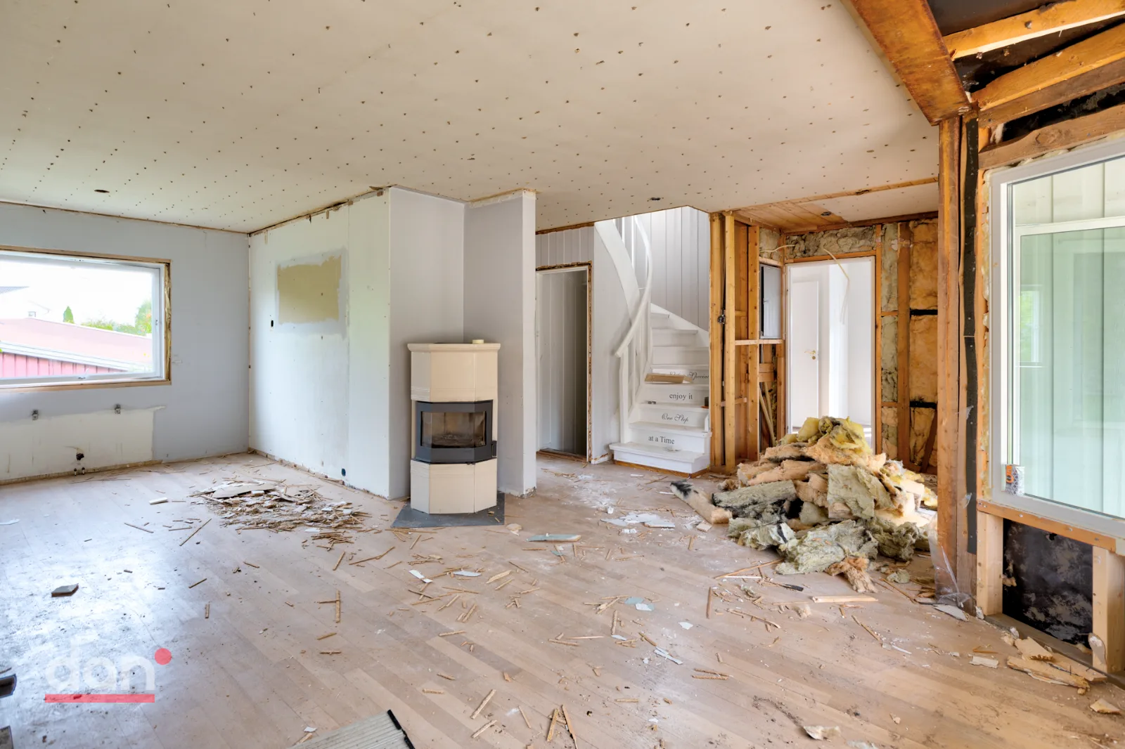 Totalrenovering før – Stue med peis · Undelstadveien, Vakås