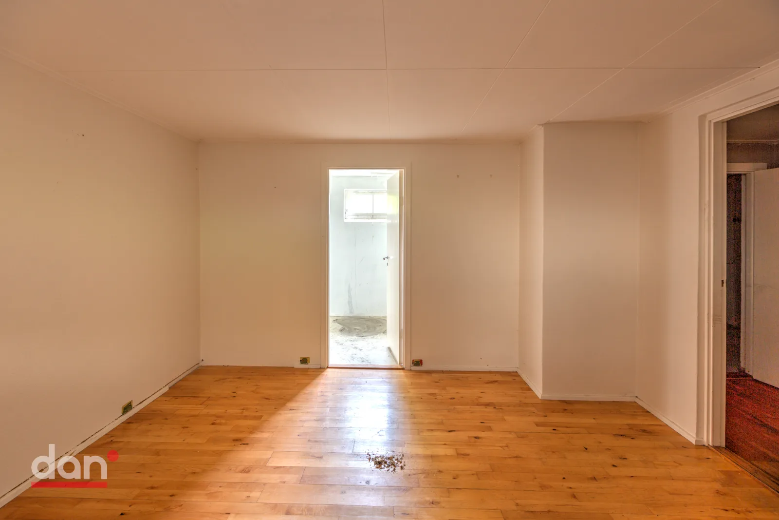 Rom i enebolig på Vakås før oppussing, med gammelt tregulv