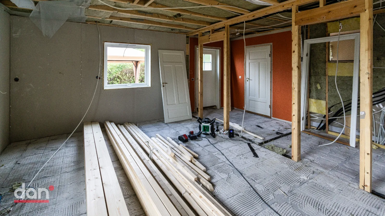 Kjøkken i enebolig i Andrenbakken på Vettre åpnet til bindingsverket under totalrenovering