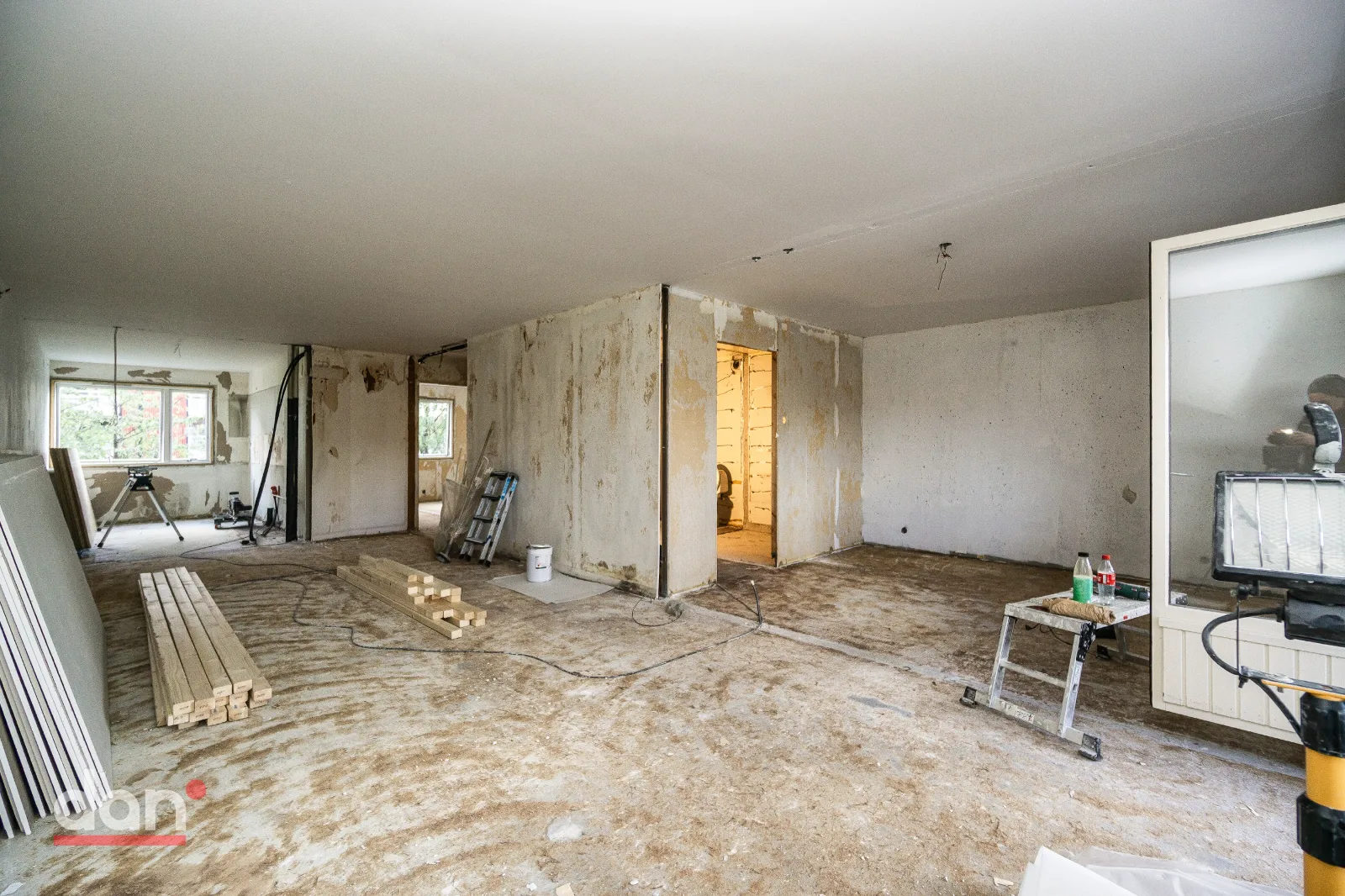 Kjøkken og stue i leilighet på Sagene før totalrenovering