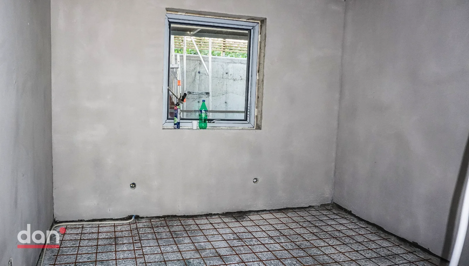 Rom i ny enebolig i Kyrres vei på Stabekk med ubehandlede betongvegger
