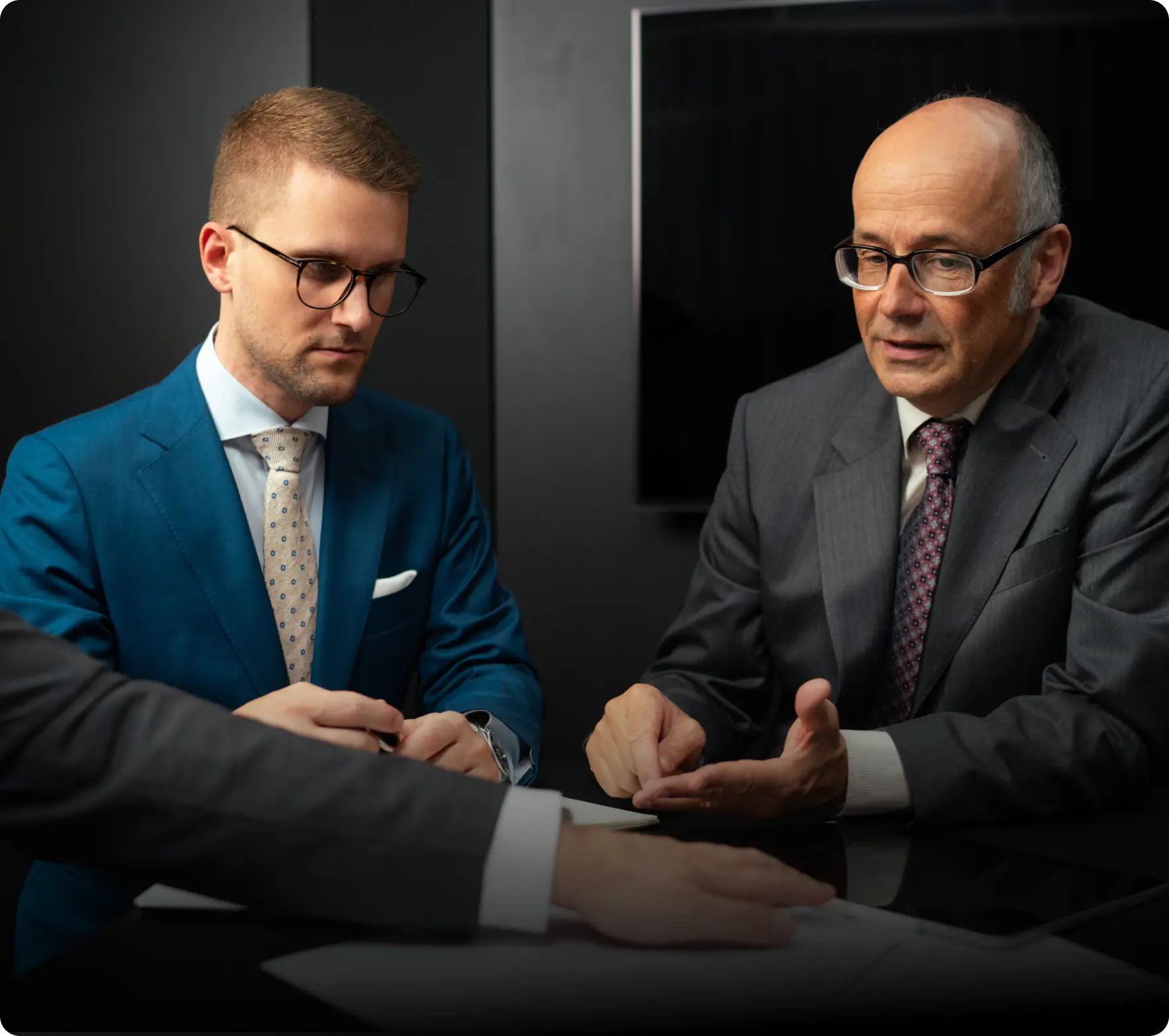 Dr Andreas Beck im Gespräch mit Team